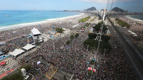 La abarrotada playa de Copacabana durante la JMJ en Río de Janeiro. La abarrotada playa de Copacabana durante la JMJ en Río de Janeiro.