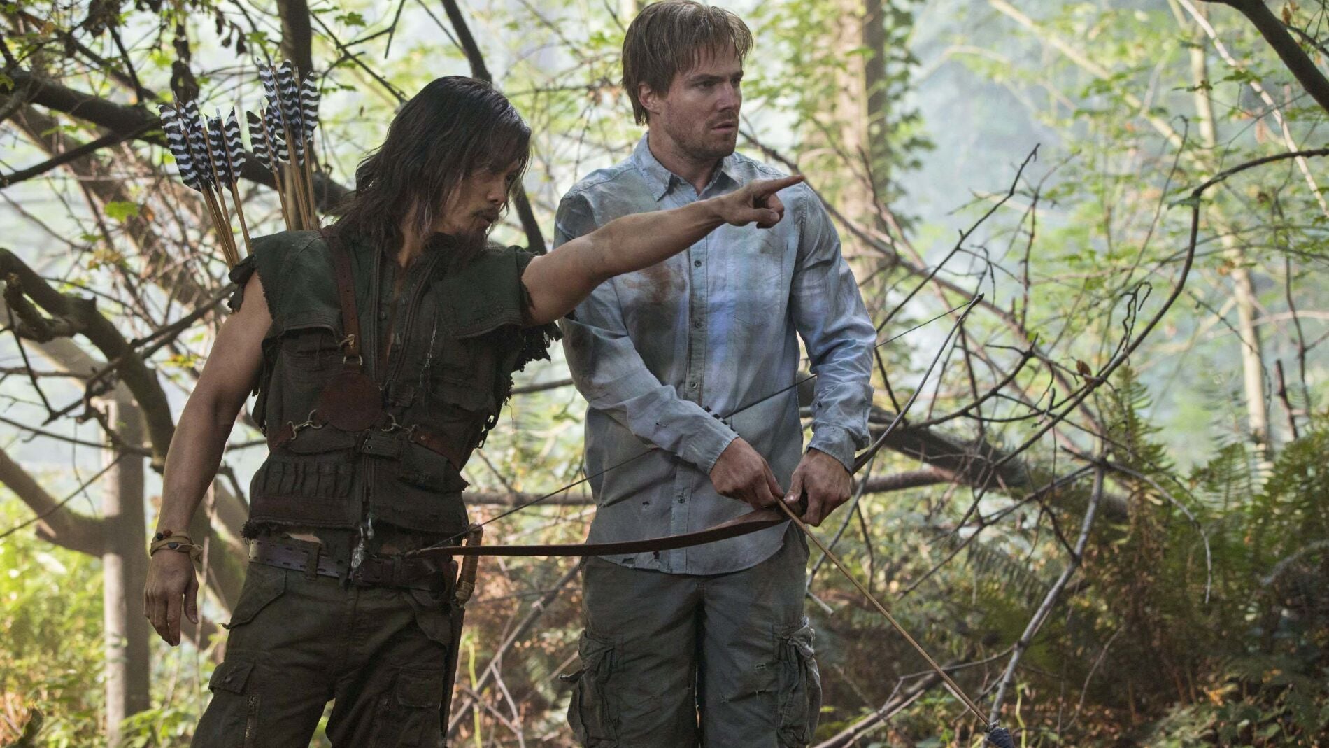 Oliver Queen en la isla con Yao Fei