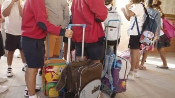 Varios niños en un colegio.