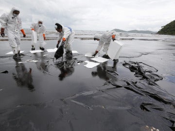 Trabajadores continúan limpiando la playa de la isla de Ko Samet en Tailandia