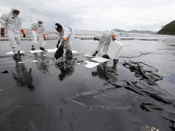 Trabajadores continúan limpiando la playa de la isla de Ko Samet en Tailandia Trabajadores continúan limpiando la playa de la isla de Ko Samet en Tailandia
