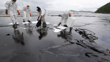 Trabajadores continúan limpiando la playa de la isla de Ko Samet en Tailandia