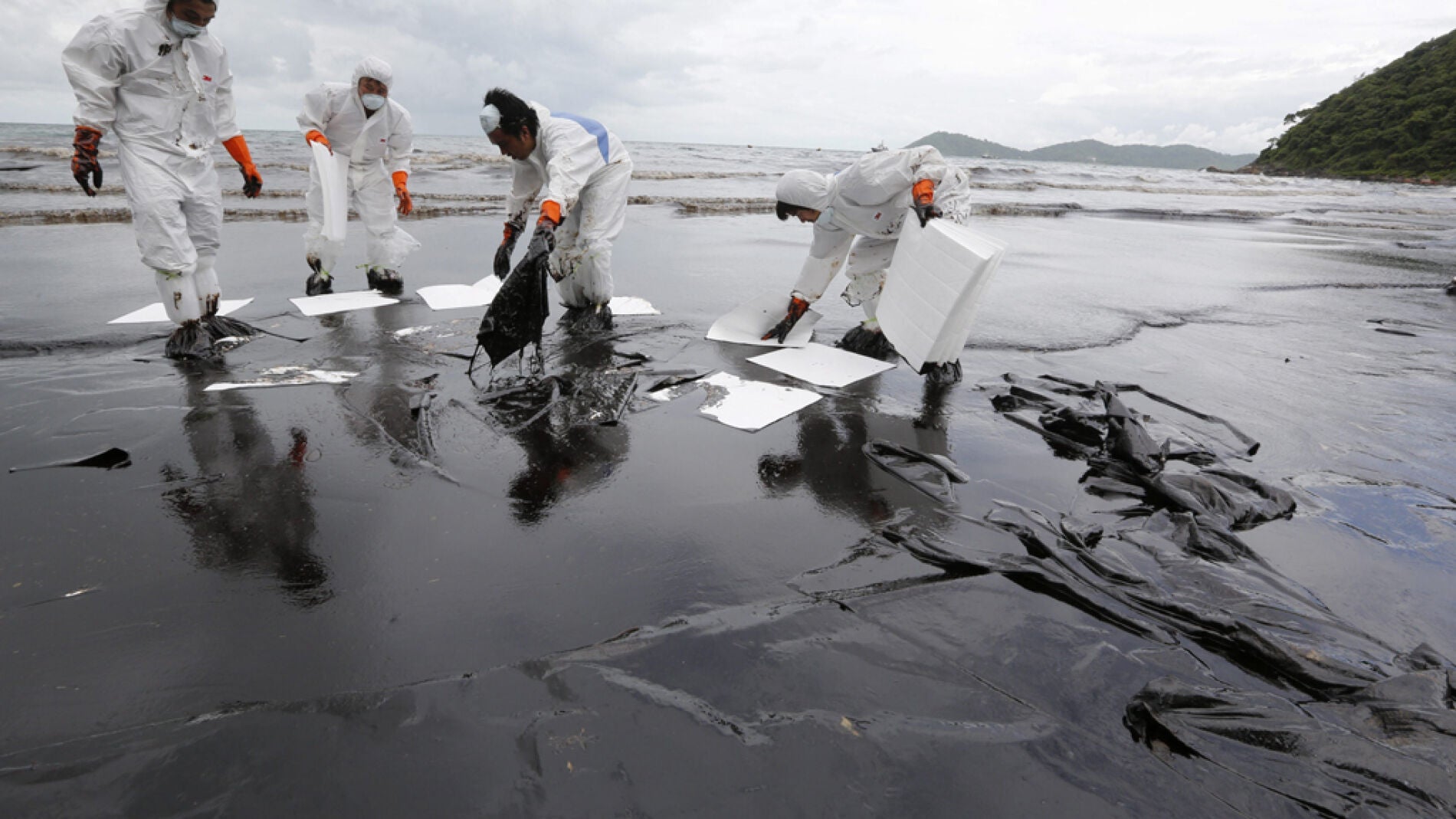Trabajadores contin&uacute;an limpiando la playa de la isla de Ko Samet en Tailandia