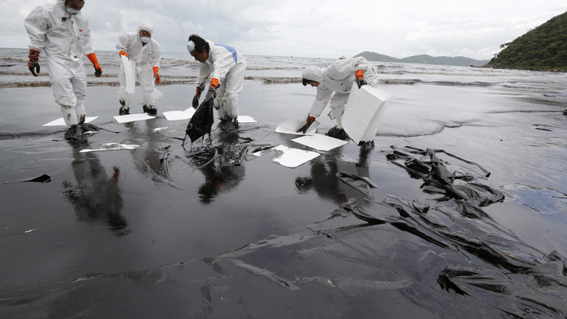 Trabajadores continúan limpiando la playa de la isla de Ko Samet en Tailandia Trabajadores continúan limpiando la playa de la isla de Ko Samet en Tailandia