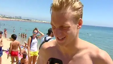Una agencia busca nuevos modelos en las playas de Barcelona Una agencia busca nuevos modelos en las playas de Barcelona