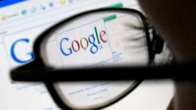 Más de la mitad de los españoles solteros buscan en Google información sobre la persona con la que van a salir
