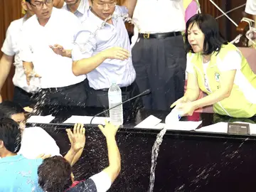 Los diputados de Taiwán se agreden Los diputados de Taiwán se agreden