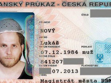 El curioso documento de identidad de Lukáš Nový