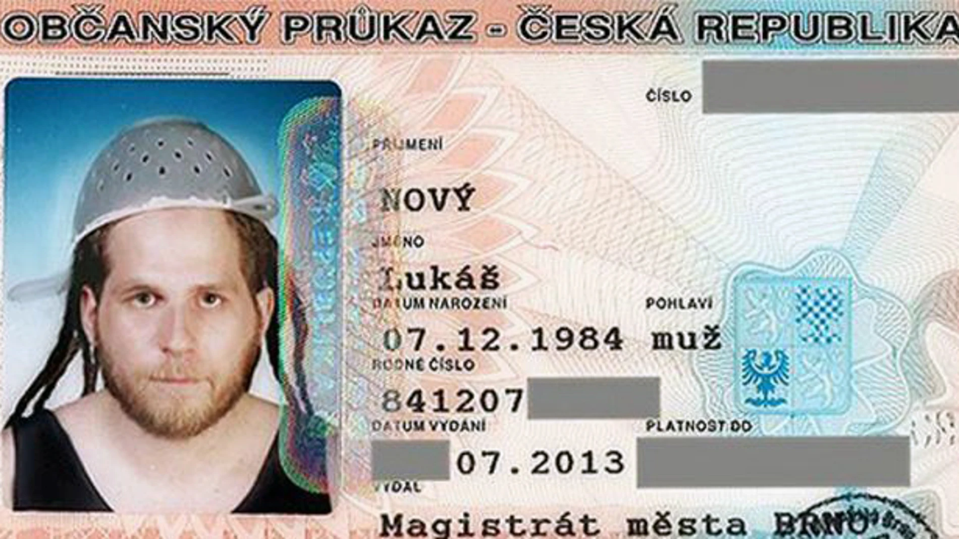 El curioso documento de identidad de Lukáš Nový