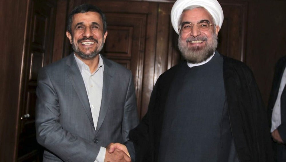 Mahmud Ahmadineyad, en una reunión con el presidente electo Hasan Rohani