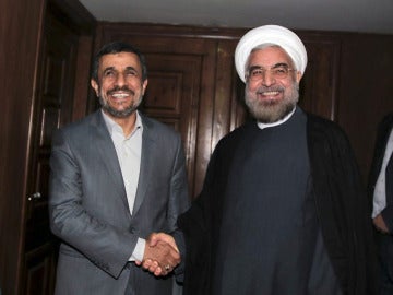 Mahmud Ahmadineyad, en una reunión con el presidente electo Hasan Rohani