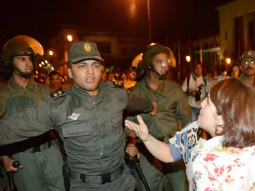 Manifestantes discuten con la policía Manifestantes discuten con la policía