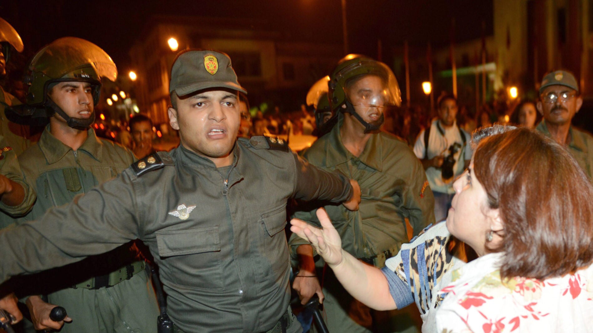 Manifestantes discuten con la polic&iacute;a