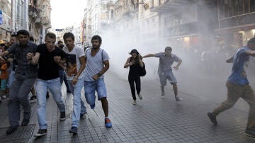 Manifestantes corren ante los cañones de agua de la policía turca