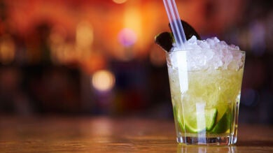 Encuentran bacterias fecales en mojitos que se vendían ilegalmente en playas de Barcelona