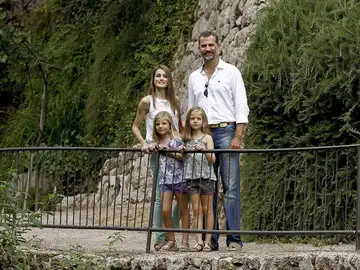 Los Príncipes en Mallorca con sus hijas Los Príncipes en Mallorca con sus hijas