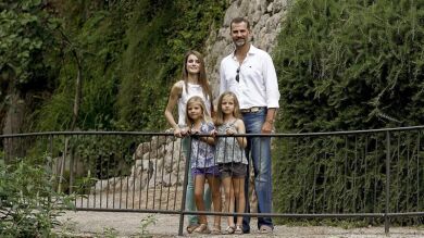Los Príncipes visitan con sus hijas la zona afectada por el incendio en Mallorca