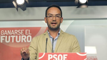 Antonio Hernando durante la rueda de prensa