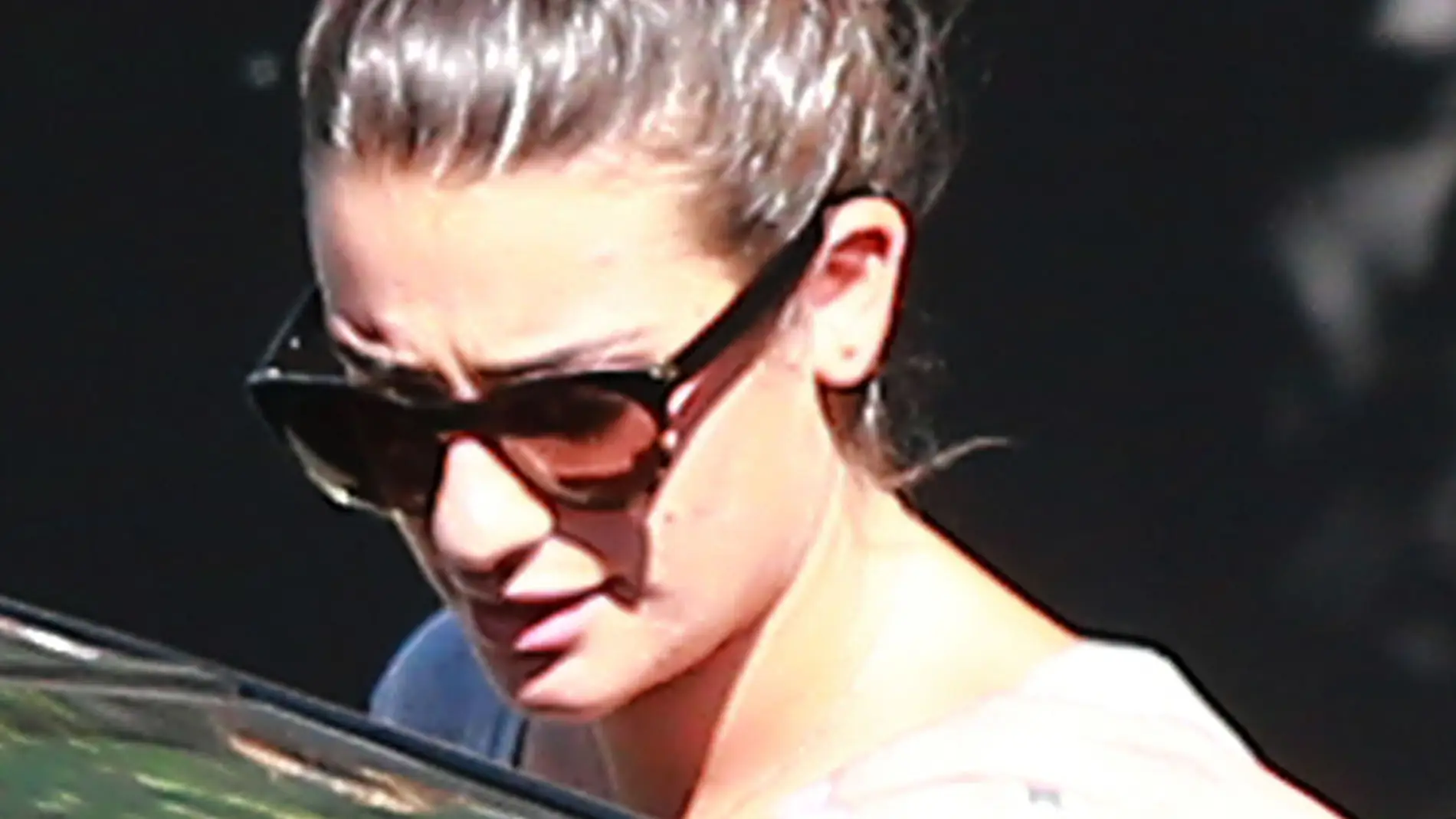 Lea Michele metiéndose en un coche en California
