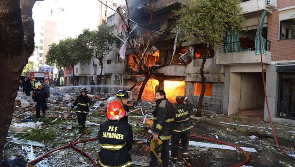 Edificio de diez pisos en el que se registró una fuerte explosión en la ciudad argentina de Rosario