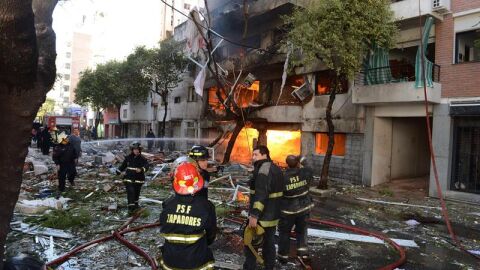 Edificio de diez pisos en el que se registr&oacute; una fuerte explosi&oacute;n en la ciudad argentina de Rosario