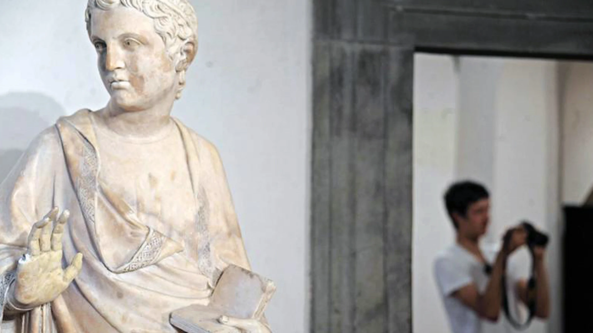Imagen de la estatua dañada en el Museo dell'Opera del Duomo en Florencia Imagen de la estatua dañada en el Museo dell'Opera del Duomo en Florencia
