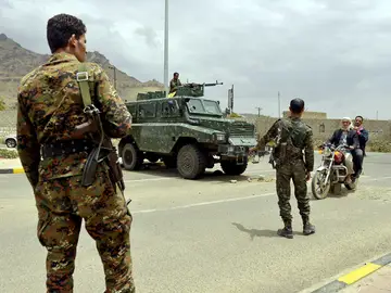 Soldados yemeníes en un puesto de control Soldados yemeníes en un puesto de control