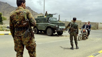 Soldados yemeníes en un puesto de control