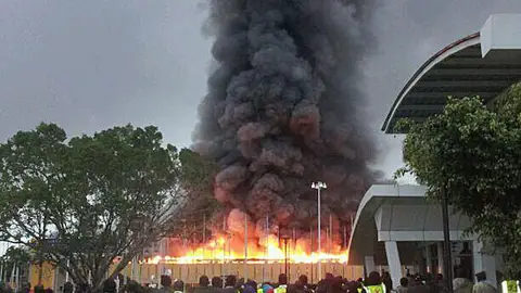 Un incendio obliga a cerrar el aeropuerto de Nairobi Un incendio obliga a cerrar el aeropuerto de Nairobi