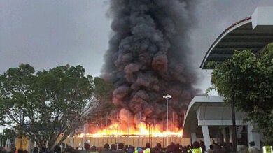 Un incendio obliga a cerrar el aeropuerto internacional de Jomo Kenyatta, Nairobi