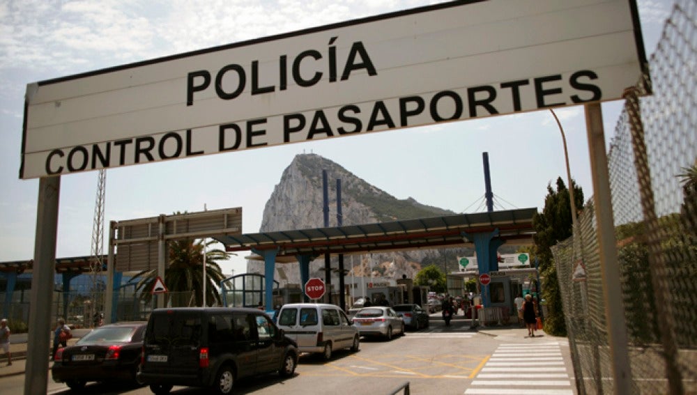 Interior denuncia que un eurodiputado graba a la Guardia Civil en Gibraltar