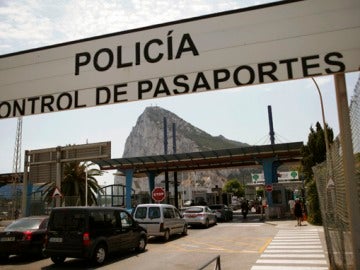 Interior denuncia que un eurodiputado graba a la Guardia Civil en Gibraltar Interior denuncia que un eurodiputado graba a la Guardia Civil en Gibraltar