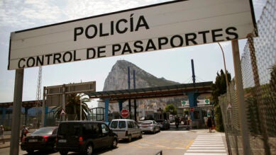 Así es el día a día de la Guardia Civil en la frontera de Gibraltar