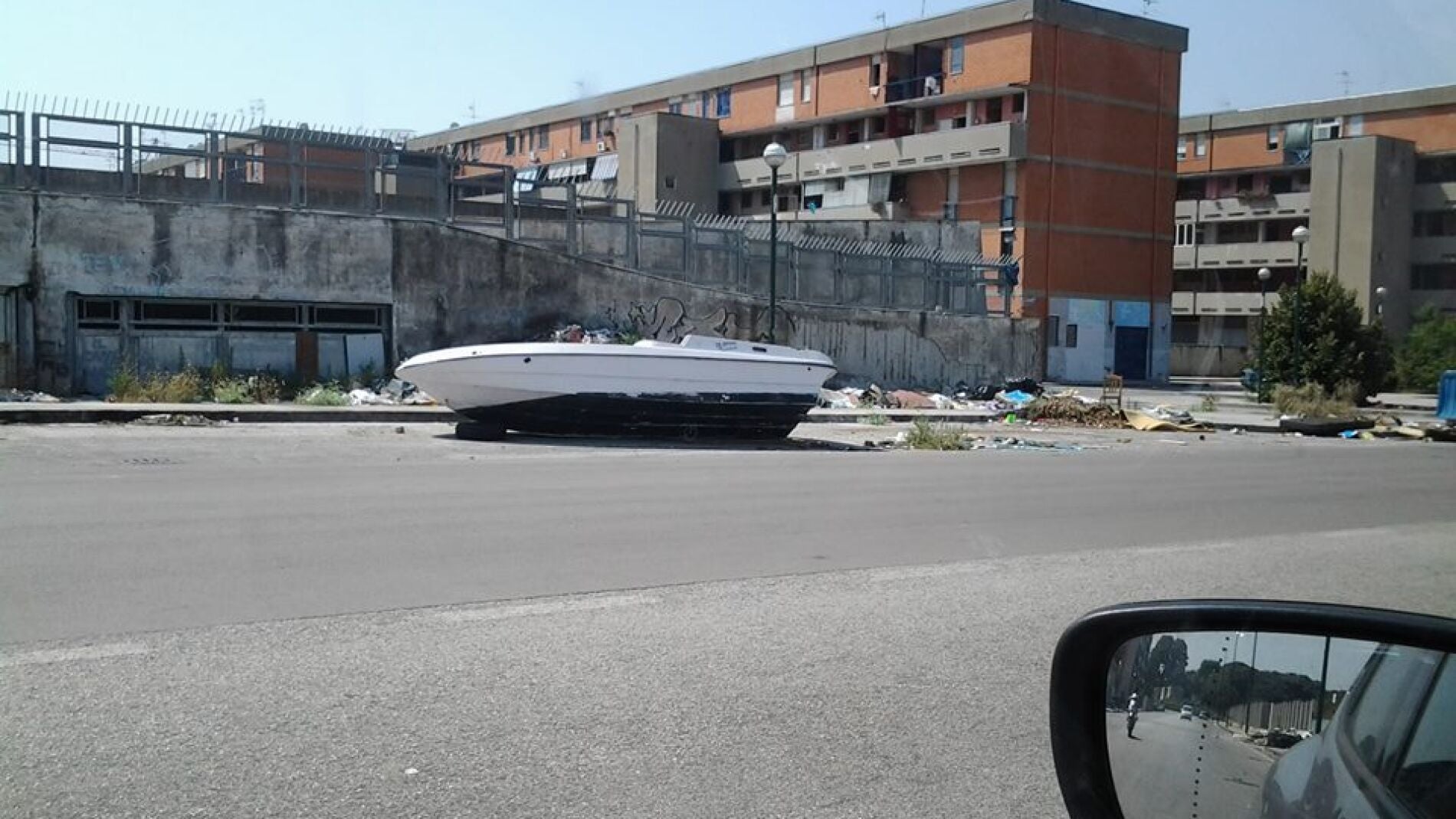 Una lancha en mitad de la calle en N&aacute;poles