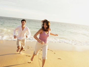 Una pareja corre en la playa