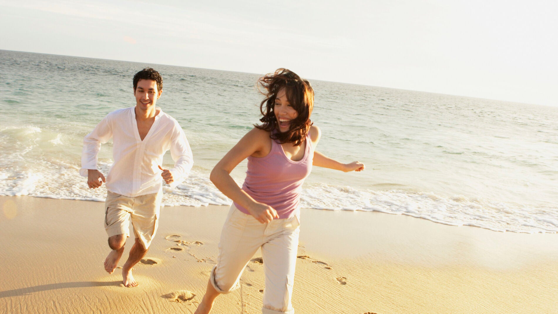 Una pareja corre en la playa