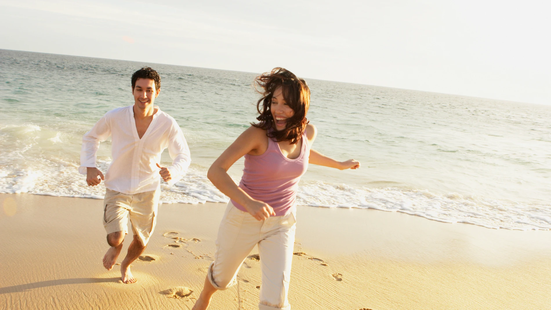 Una pareja corre en la playa Una pareja corre en la playa
