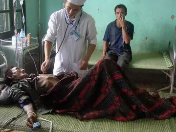 Ho Van Thanh, de 82 años de edad, tuvo que ser atendido tras ser encontrado junto a su hijo en la jungla Ho Van Thanh, de 82 años de edad, tuvo que ser atendido tras ser encontrado junto a su hijo en la jungla