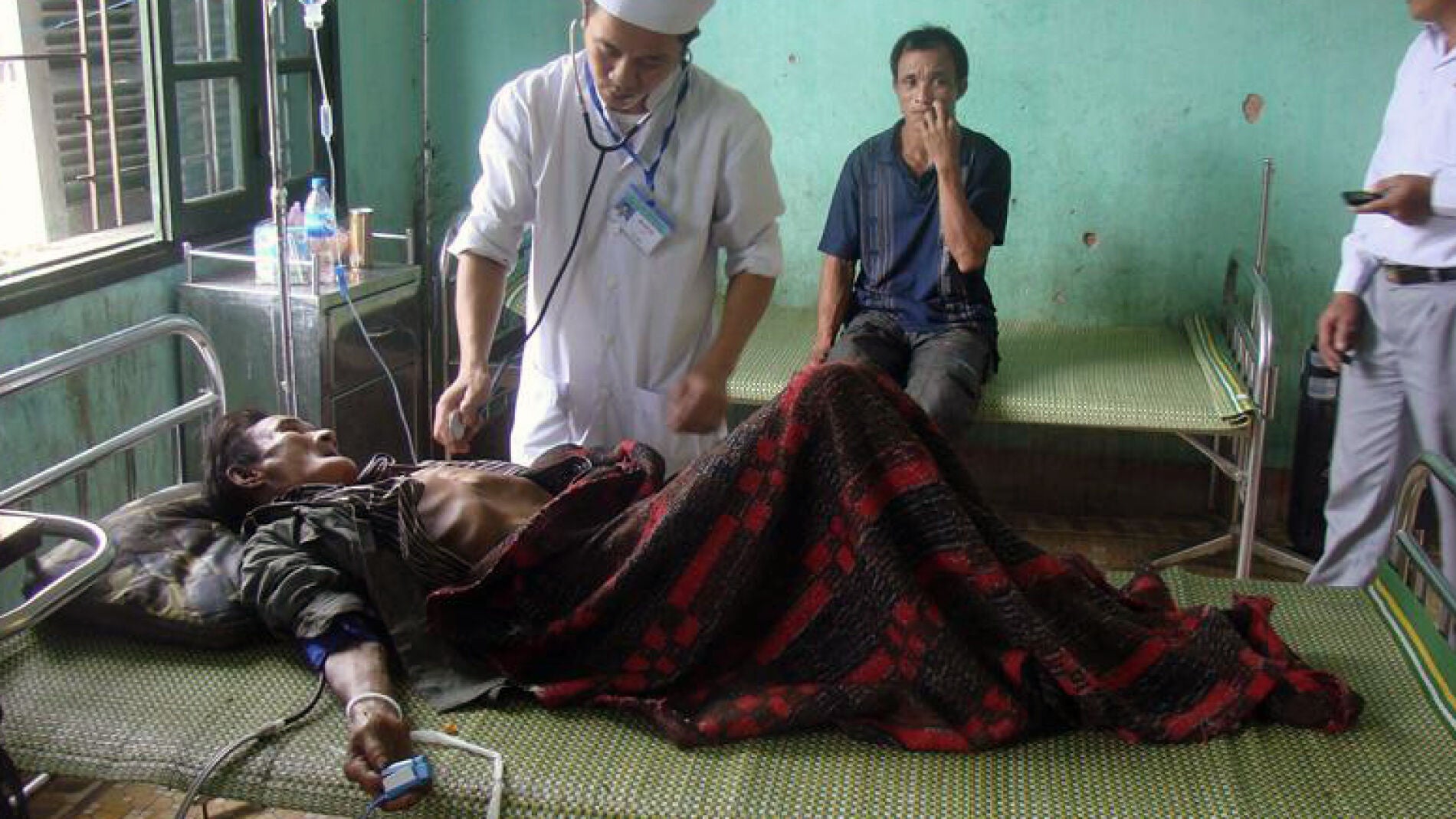 Ho Van Thanh, de 82 a&ntilde;os de edad, tuvo que ser atendido tras ser encontrado junto a su hijo en la jungla