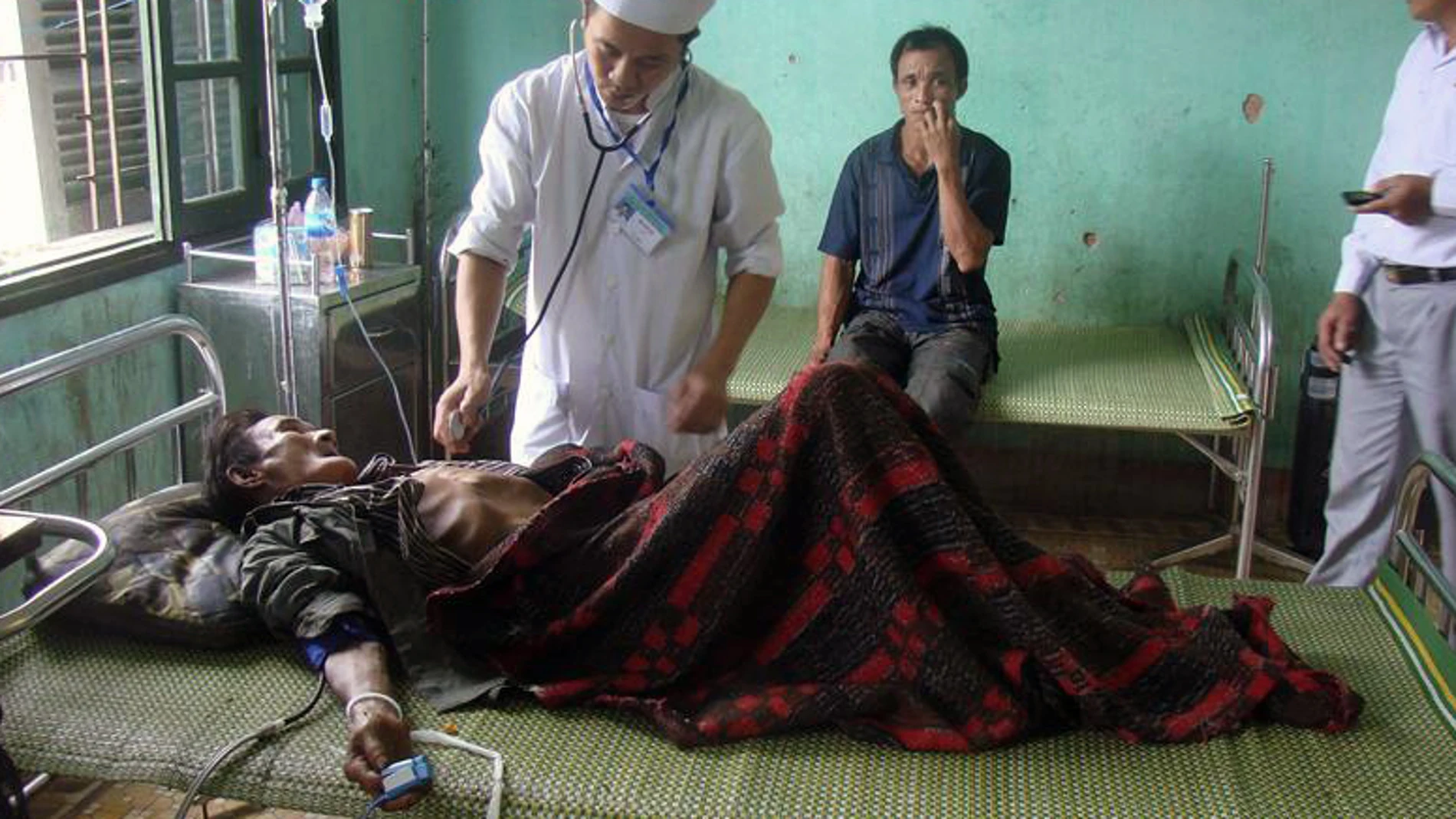 Ho Van Thanh, de 82 años de edad, tuvo que ser atendido tras ser encontrado junto a su hijo en la jungla Ho Van Thanh, de 82 años de edad, tuvo que ser atendido tras ser encontrado junto a su hijo en la jungla