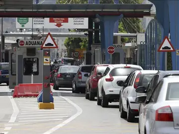 Fila de coches esperando para pasar la frontera a Gibraltar Fila de coches esperando para pasar la frontera a Gibraltar