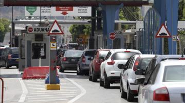 Fila de coches esperando para pasar la frontera a Gibraltar