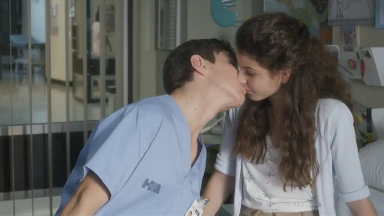 Toni le roba un beso a Álex