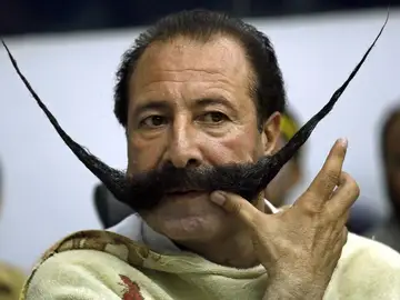 Amenazado de muerte por no cortarse el bigote Amenazado de muerte por no cortarse el bigote