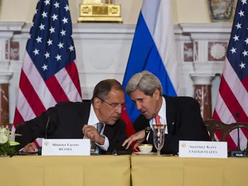 John Kerry charla con su homólogo ruso John Kerry charla con su homólogo ruso
