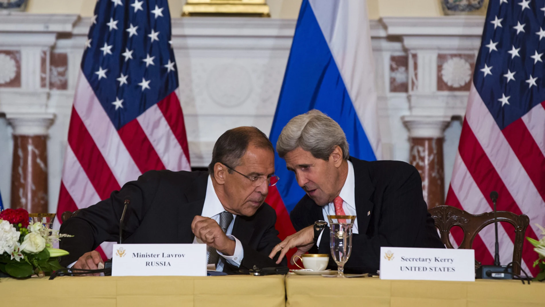 John Kerry charla con su homólogo ruso John Kerry charla con su homólogo ruso