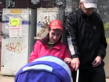 Ekaterina Batina pasea a su bebé recién nacido Ekaterina Batina pasea a su bebé recién nacido