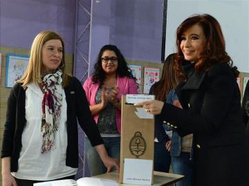 La presidente de Argentina, Cristina Fernández, emite su voto