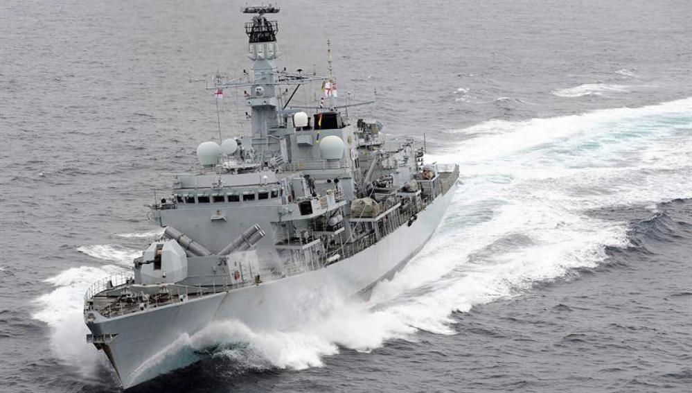 Buque británico HMS Illustrious de ejercicios en el mar