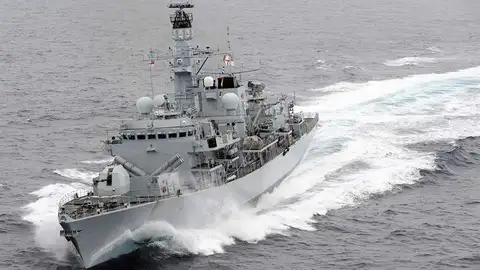 Buque británico HMS Illustrious de ejercicios en el mar Buque británico HMS Illustrious de ejercicios en el mar